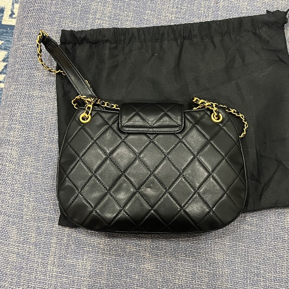 Chanel Black and Gold Quilted Shoulder Bag - Picture 6 of 8